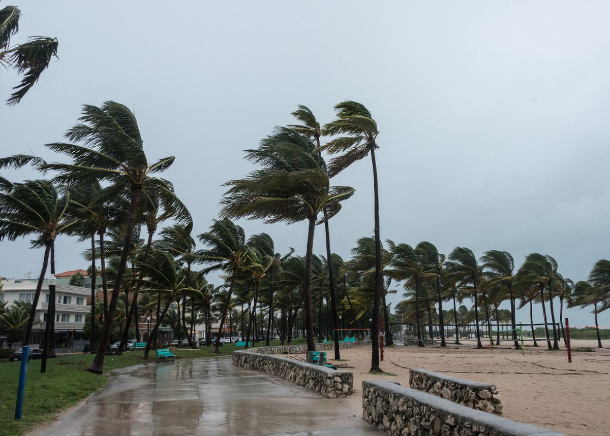 DIRECTV Launches Severe Weather Mix in Eye of Hurricane Ian