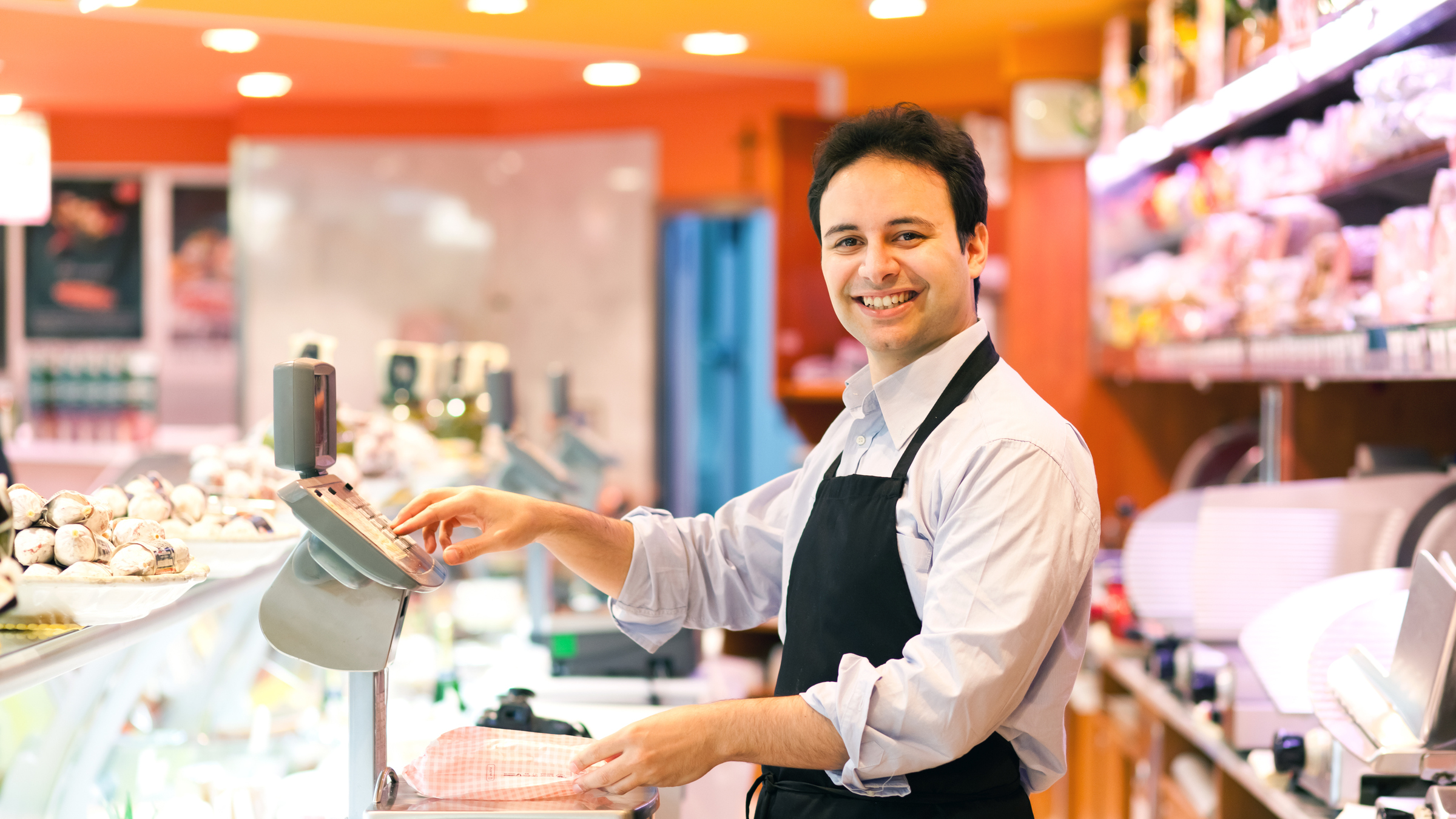 продавцы три. продавец торгового зала. продавщица. красивая продавщица. сотрудники магазина.