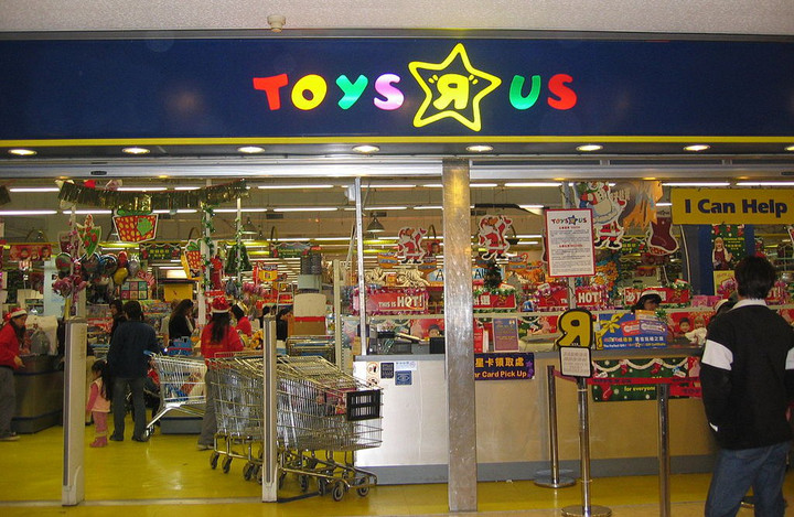 Ten Banks Hit With Fines Over Toys ‘R’ Us IPO