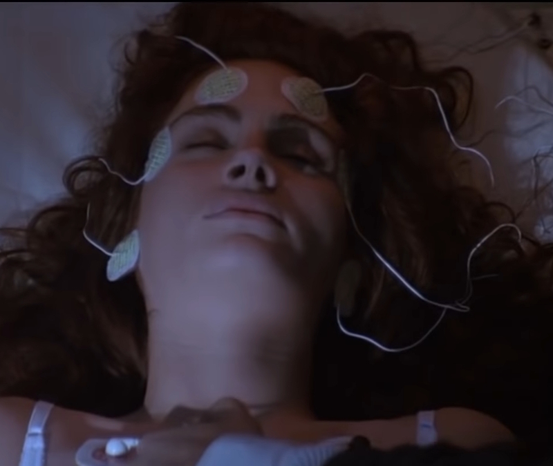 alt="Julia Roberts gets hooked up to a machine in Flatliners"