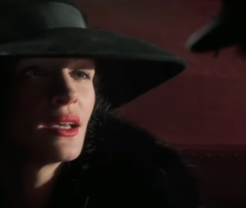 alt="Julia Roberts wears a big hat in Confessions of a Dangerous Mind"