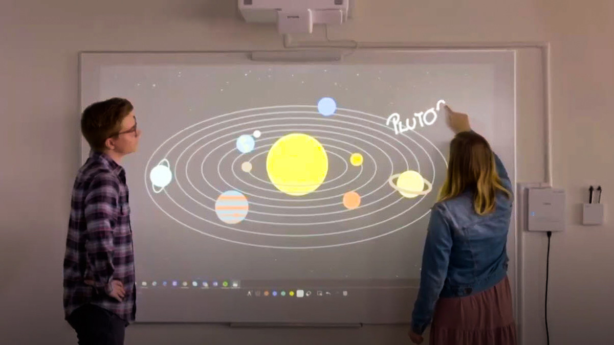 Using Classroom Display Solutions for Hybrid Learning