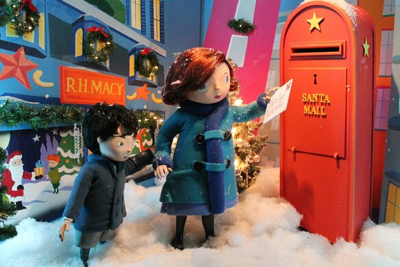 Retail Holidays: 13 Holiday Window Display Ideas