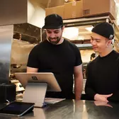 Comment un fondateur de la Colombie-Britannique est passé de la technologie au tahini et a la chaîne de restaurants rapides à succès Superbaba avec Square