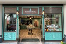 How Honolulu Cookie Company Delivers the Aloha Experience Across 14 Locations With Square
