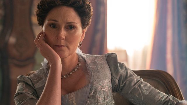 alt="Ruth Gemmell as Violet Bridgerton.jpg"